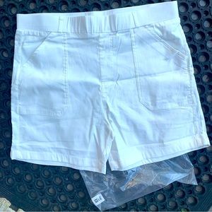 Pull-on white shorts